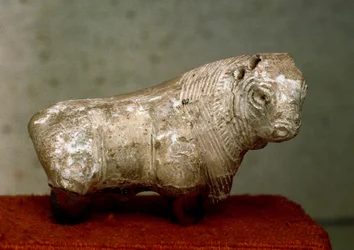 Indus-Kultur (5000 v. Chr.): Stier. Terrakottafigur aus Mohenjo-Daro (Mohenjo Daro) (Pakistan), 2400 v. Chr. Karachi, Nationalmuseum, Pakistan