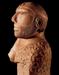 Zivilisation des Industals: Holzbüste eines Priesterkönigs. Um 2000 v. Chr. Von der Fundstätte Mohenjo-Daro in Pakistan. Nationalmuseum von Pakistan, Karatschi.