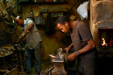 Ein Schmied auf dem Marktplatz von Erfoud, Marokko, 2022 (Foto)