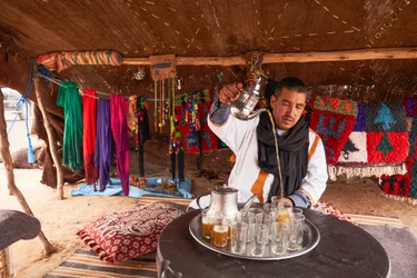 Ein Einheimischer serviert Minztee in Erg Chebbi in der Wüste nahe Merzouga, Marokko, 2019 (Foto)