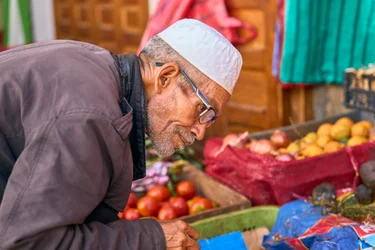 Eine Straßenszene in der Medina von Rabat, Marokko, 2022 (Foto)