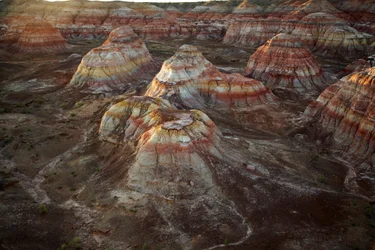 Bunte Felsen in der Nähe von Wu Cai Wan in der Wüste Gobi, Xinjiang, Westchina, 2007 (Foto)