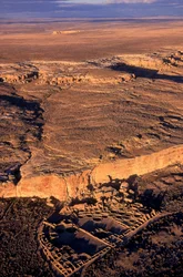 Tief in den abgelegenen Wüsten im Nordwesten von New Mexico liegen die umfangreichen Ruinen von...