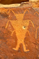 In der Nähe von Vernal, UT bei McKee Springs, Fremont-Petroglyphen, die Krieger mit Trophäenköpfen zeigen, 2005 (Foto)