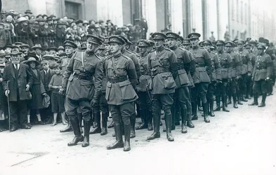 Michael Collins (1890-1922) (links) als Leiter der irischen Freistaatarmee bei der Beerdigung von Arthur Griffith, August 1922