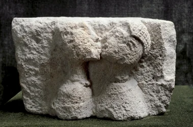 Iberische Kunst: der Kuss von Osuna. Hochrelief aus Kalkstein, das einen Mann und eine Frau beim Küssen darstellt