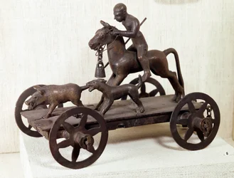 Eisenzeit: Miniaturwagen aus Bronze aus Mérida mit einer Wildschweinjagd. Aus Mérida, Spanien. Maße: 0,12x0,28 m. Saint-Germain-en-Laye, Nationalmuseum für Archäologie