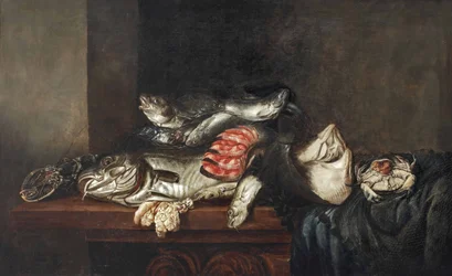 Ein Hummer, Kabeljau, Plattfisch, Lachs, Krabbe, Muscheln und andere Fische in einem Weidenkorb mit einem Fischernetz auf einem teilweise drapierten Tisch