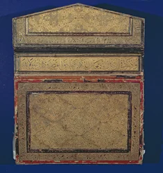 Außenseite eines Koran-Etuis mit vergoldetem Eslimi-Design der Sure 56 in Thuluth
