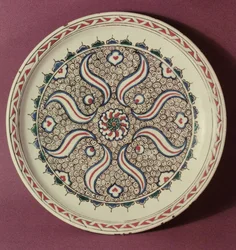 Teller mit Flammenmuster dekoriert, Iznik, aus der Türkei