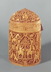 Pyxis mit einem Relief, das die Freuden des höfischen Lebens darstellt, mit dem Namen Al-Mughira, Sohn des Kalifen Abd-al-Rahman III, Umayyaden-Periode, aus Cordoba, ca. 968 n. Chr.