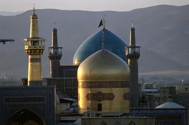 Die ganz vergoldete Kuppel und das Minarett des Schreins von Imam Reza, dem 8. schiitischen Imam, mit der Timuriden-Gowhar-Shad-Moschee dahinter