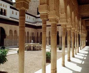 Ansicht des Löwenhofs, Hauptgericht des Nasridenpalastes der Löwen