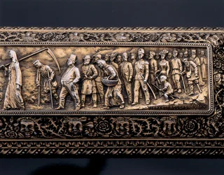 Detail eines Miniaturmenschenskeletts und Sarkophags