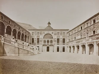 Album "Italie 1882, Neapel, Pisa, Genua, Corniche": Der Innenhof des Fürstenpalastes von Monaco