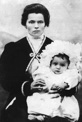 Benito Mussolini als Kind mit seiner Mutter Rosa Maltoni - 1884 - Benito MUSSOLINI (1883-1945) in den Armen seiner Mutter Rosa Maltoni