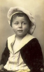 Niedlicher Junge mit Schlapphut