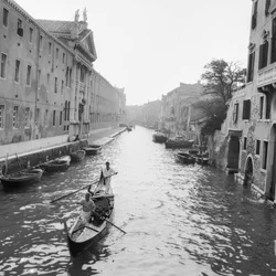Gondoliere auf einem Kanal in Venedig