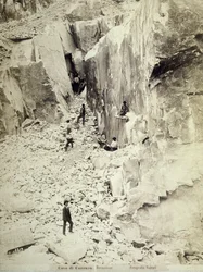 Gruppe von Steinbrechern bei der Arbeit in einem der Steinbrüche von Ravaccione, ca. 1890-1900