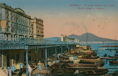 Neapel - Blick auf das Grand Hotel Santa Lucia und den Vesuv