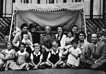 Die italienische Königsfamilie. In der Mitte Viktor Emanuel III. Unter den sitzenden Kindern ist der dritte von links Prinz Viktor Emanuel, der letzte rechts ist sein Vater Umberto II. 19. Jahrhundert