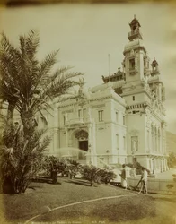 Das an das Casino in Montecarlo angrenzende Theater. Im Vordergrund eine Ansicht des mit Palmen geschmückten Gartens
