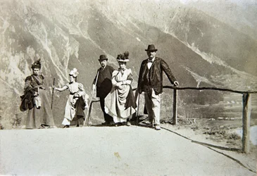Touristen in den Bergen, Italien, ca. 1895