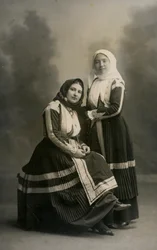 Zwei Frauen in traditioneller Tracht, Fonni, Sardinien, Italien, ca. 1915