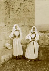 Zwei Frauen in traditioneller Tracht, Orbace-Verkäuferinnen, Sardinien, Italien, ca. 1915