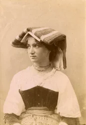 Junge Frau in traditioneller Kleidung und Kopfschmuck, römisches Umland, Latium, Italien, ca. 1905