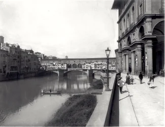 Ponte Vecchio und die Fassade der Uffizien