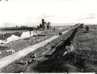 Blick auf die Via Appia mit dem zerstörten Tempel des Herkules und der Villa dei Quintilii