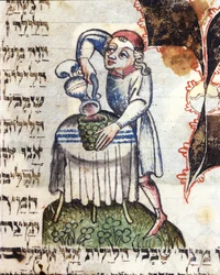 Eine Hausangestellte, die Wein einschenkt