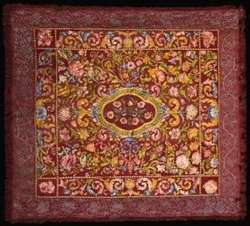 Ein italienischer Tischteppich, bestickt mit bunten Seidenfäden, mit einem zentralen Medaillon aus Rosen in einem Feld von Lilien und größeren Blumen