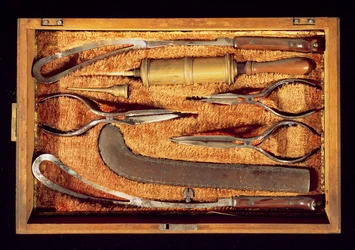 Kiste mit geburtshilflichen Instrumenten (Holz & Metall)