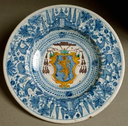 Kardinalswappen. Keramikteller, hergestellt in Deruta, Italien. Um 1620, Florenz, Museo Nazionale del Bargello
