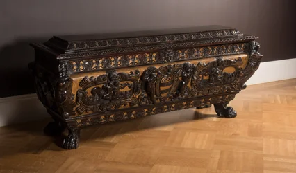 Cassone (geschnitztes und vergoldetes Walnussholz)