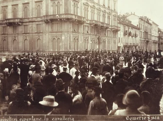 Bürger fordern die Kavallerie von General Bava Beccaris heraus, während der Unruhen in Mailand, 6.-9. Mai 1898