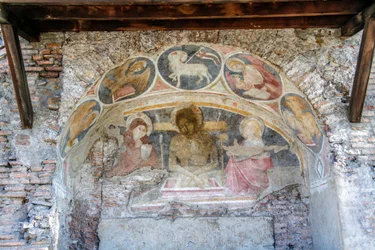 Kreuzabnahme Christi zwischen der Jungfrau Maria, St. Johannes, mit Evangelistensymbolen und Agnus Dei am Bogen