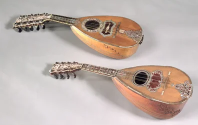 Neapolitanische Mandoline mit vier Doppelsaiten und Mailänder Mandoline mit sechs Doppelsaiten