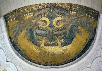 Die Bundeslade, getragen von Cherubim, aus der Halbkuppel der Ostapsis (Mosaik)