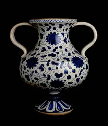 Zweihenkelige polychrome Balustervase mit blau-weißer Dekoration, Italien, hergestellt in Deruta, frühes 16. Jahrhundert