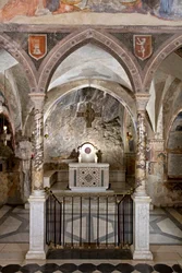 Ansicht des Presbyteriums der Oberkirche mit dem Hauptaltar im Cosmateskenstil. 13. Jahrhundert. Kloster von Saint Benedetto (Sacro Speco), Subiaco (Rom), Italien