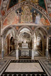 Ansicht des Presbyteriums der Oberkirche mit dem Hauptaltar im kosmatischen Stil, darüber das Fresko, das den Heiligen Benedikt von Nursia in pontifikalen Gewändern auf der Kanzel umgeben von Heiligen und Mitgliedern der Familie Anicia, einer römischen Ade