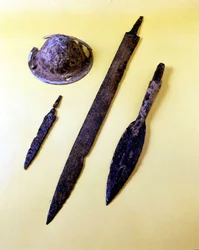 Waffen eines lombardischen Kriegers: Schildschirm, Dolch, Schwert und Speerspitze. Museum von Cividale del Friuli.