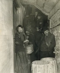 Warten auf Einlass in die Mulberry Street Station