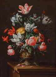 Tulpen und andere Blumen in einer bemalten barocken Steingutvase auf einem Holzsim, um 1630-60