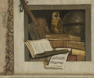 Stillleben mit Büchern, Noten, Geige, Himmelsglobus und einer Eule