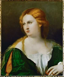 Junge Frau in einem grünen Kleid, eine Schachtel in der Hand