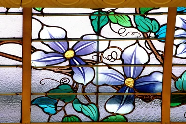 Nancy (Département 54), Jugendstil, „La verriere aux Clematites“ (1901) - Detail, Buntglas von Jacques Gruber (1870-1936), bei Credit Lyonnais, rue St Georges